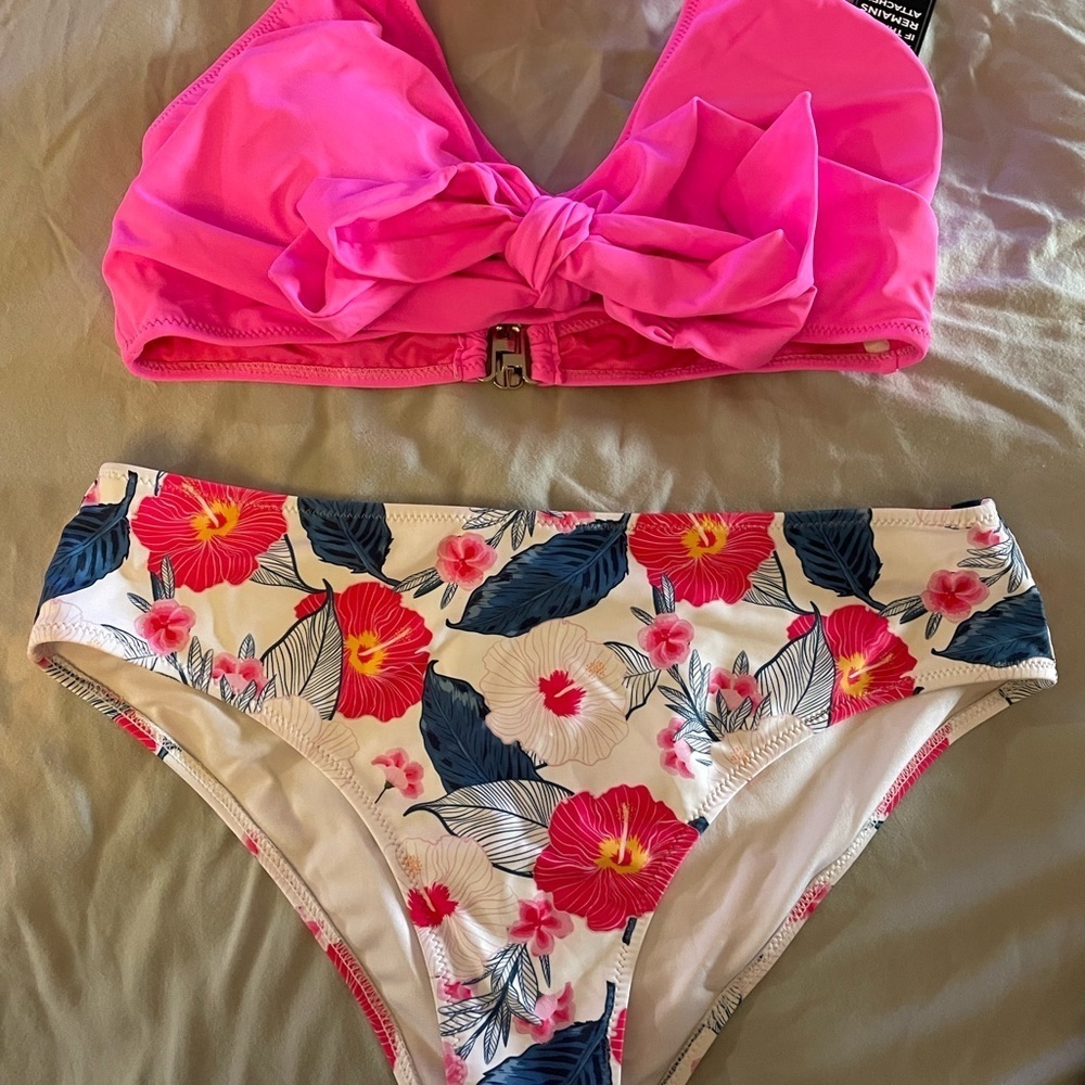 NEW-Pink & Floral
Pink push- up
Halter Top
Floral Full Coverage 
Brief Bikini